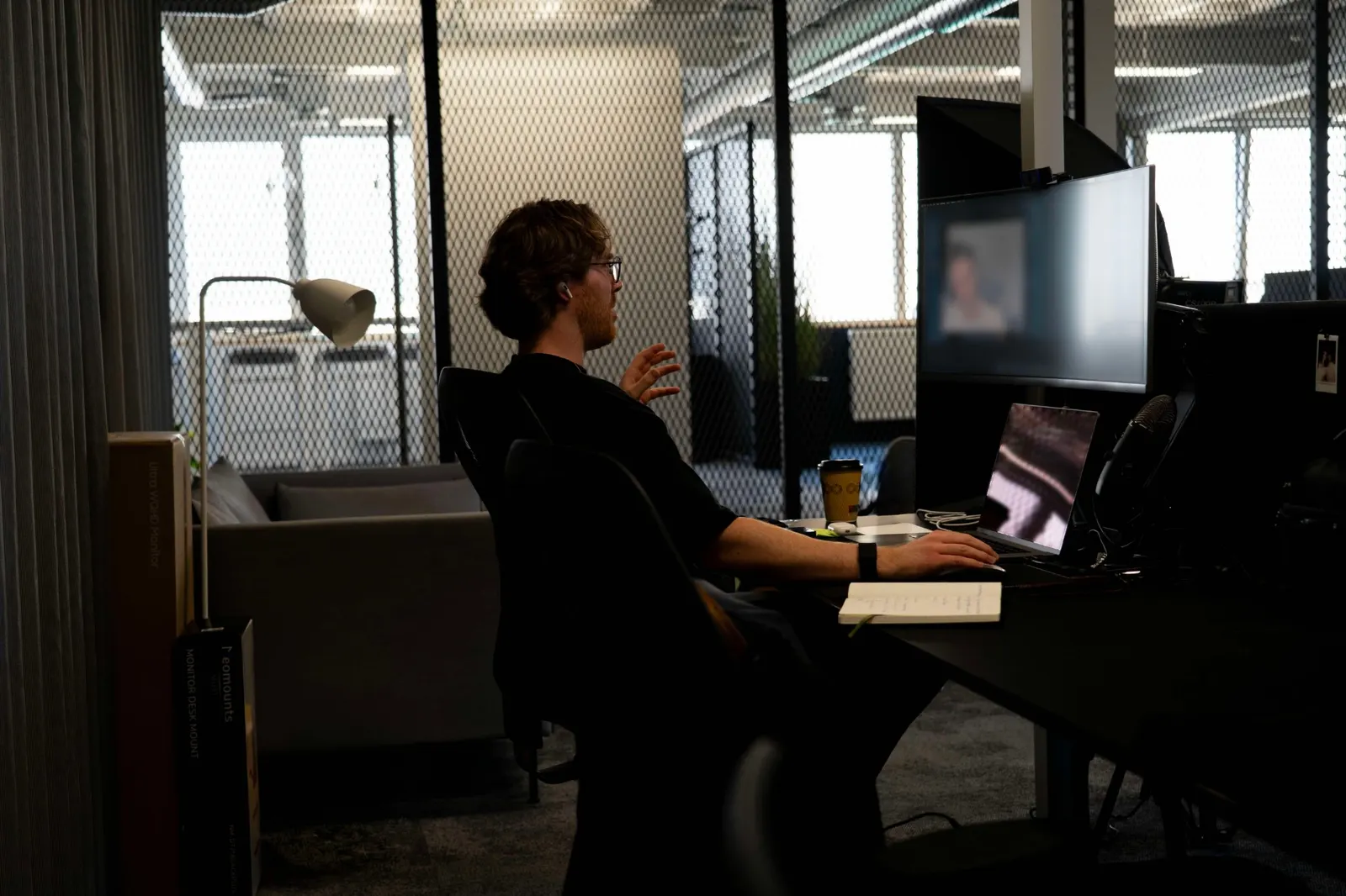 Senne Wellens van Small Steps Big Impact in een videogesprek aan zijn bureau